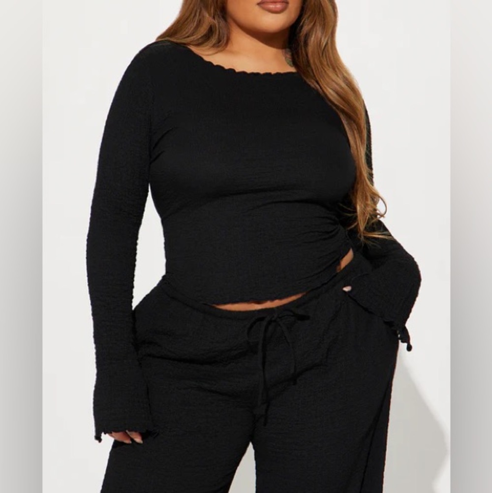 NWT FN lettuce hem Black textured Top